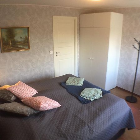 Dubbelrum Med Extrasaeng Pa Markplan I Lugnt Villaomrade Malmo Exterior photo