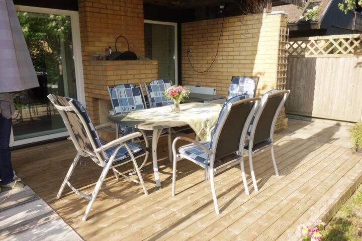 Dubbelrum Med Extrasaeng Pa Markplan I Lugnt Villaomrade Malmo Exterior photo