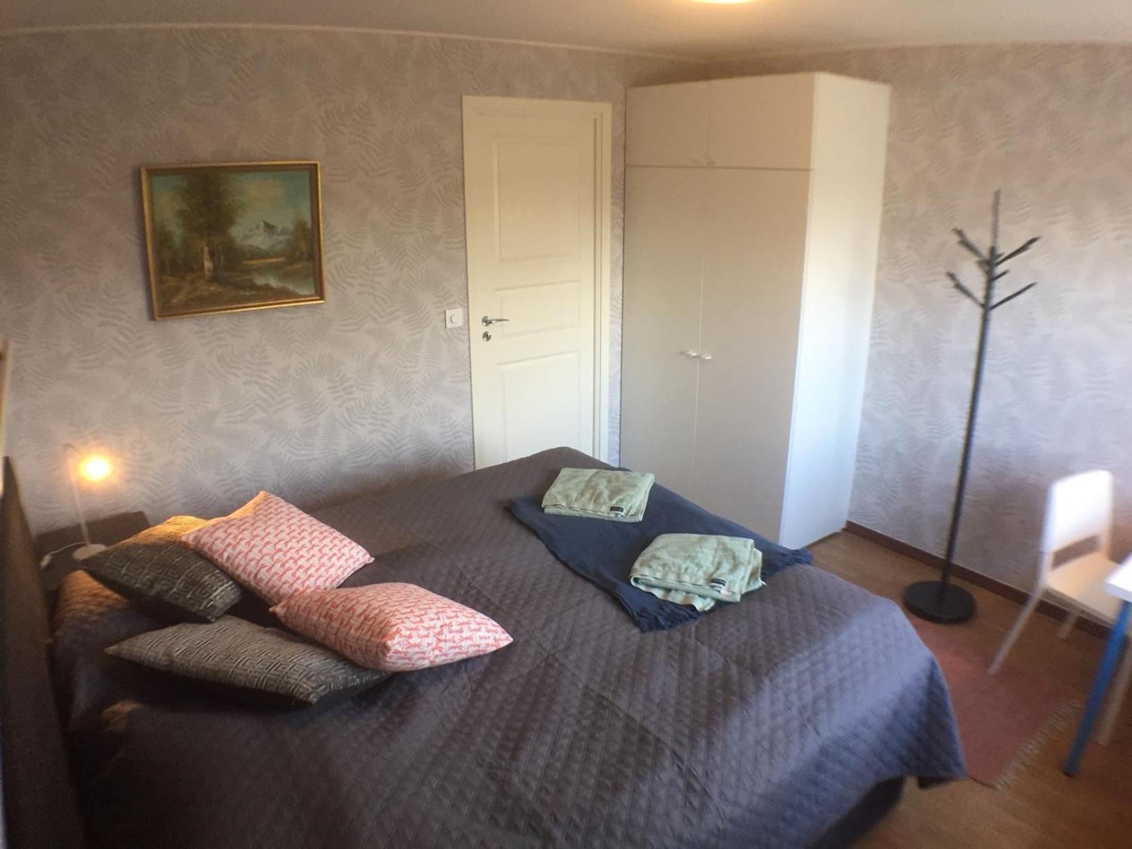 Dubbelrum Med Extrasaeng Pa Markplan I Lugnt Villaomrade Malmo Exterior photo